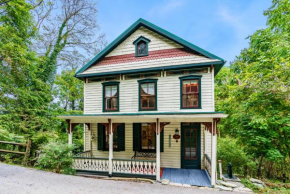 Enchanting Cottage, walk to Downtown Harpers Ferry